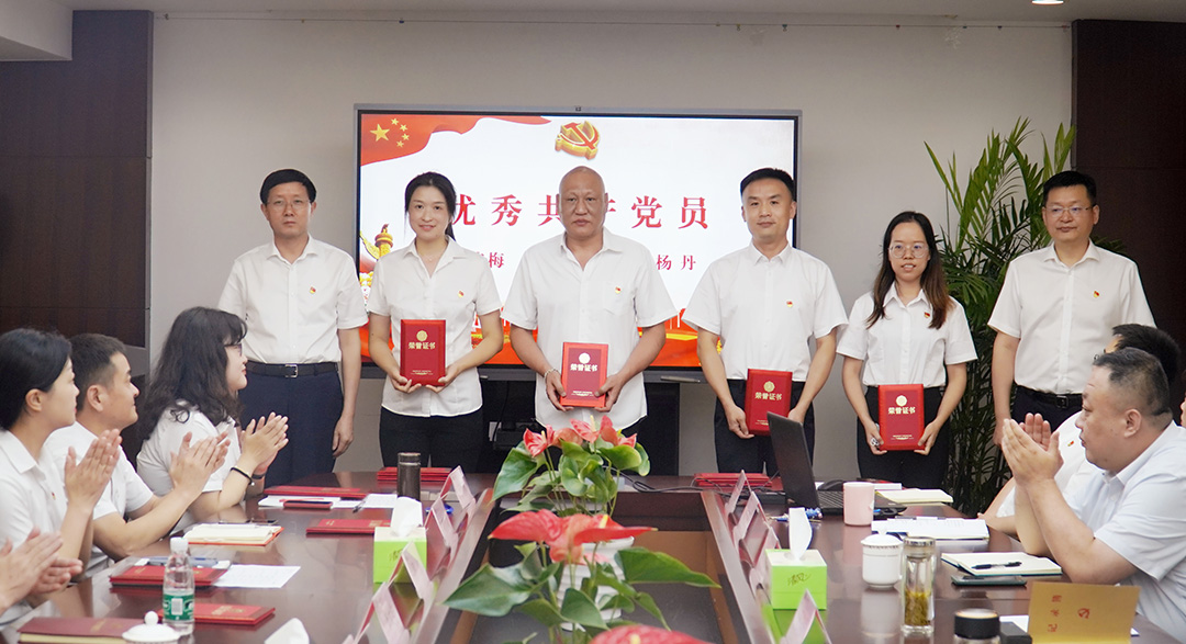 优秀共产党员2.jpg 优秀共产党员2.jpg